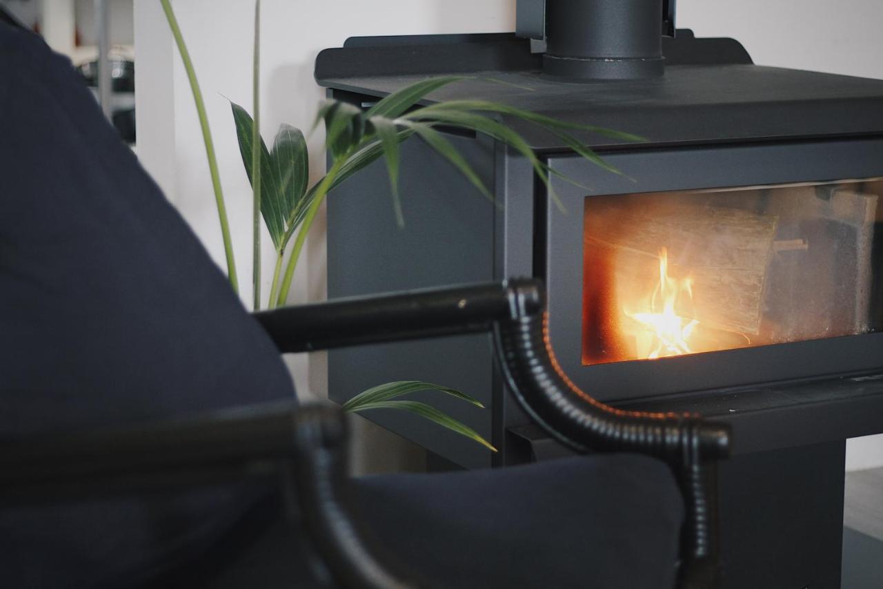 Hugo & Carters Backpackers & Motel Tauranga Exteriér fotografie A wood stove