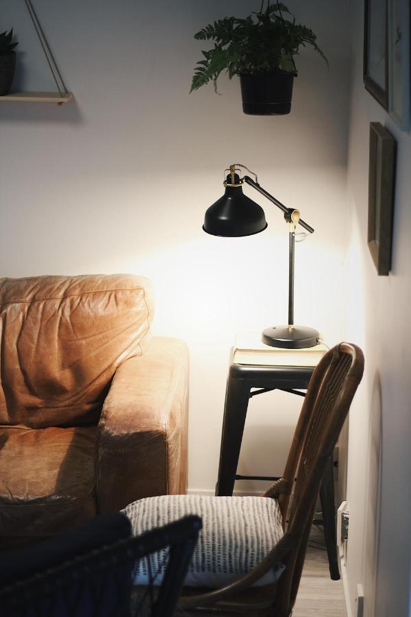 Hugo & Carters Backpackers & Motel Tauranga Exteriér fotografie A table lamp