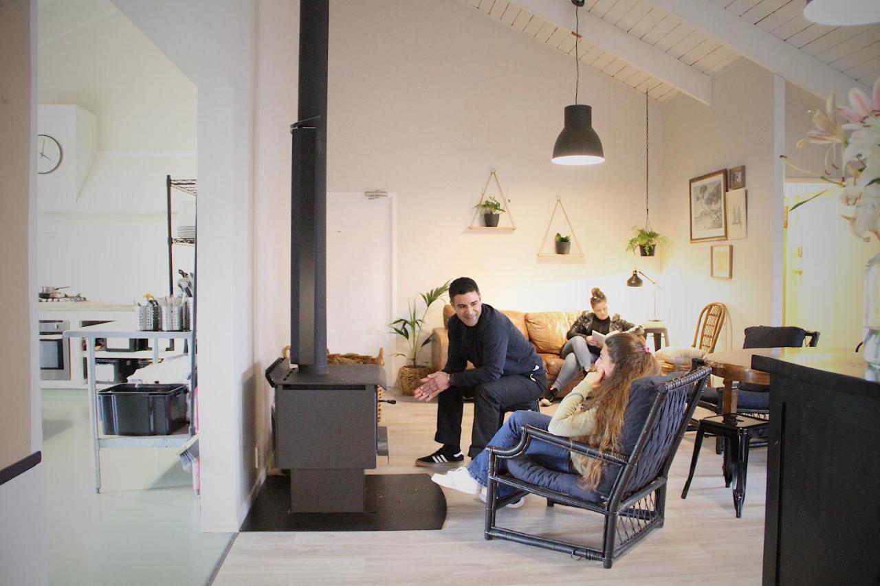Hugo & Carters Backpackers & Motel Tauranga Exteriér fotografie A wood burning stove in a home
