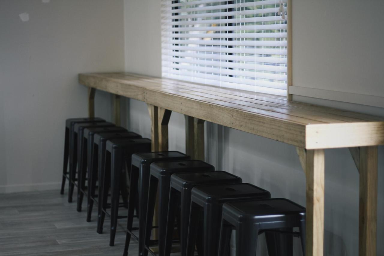 Hugo & Carters Backpackers & Motel Tauranga Exteriér fotografie A bar table