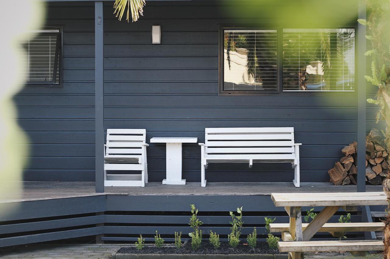 Hugo & Carters Backpackers & Motel Tauranga Exteriér fotografie A modern bench