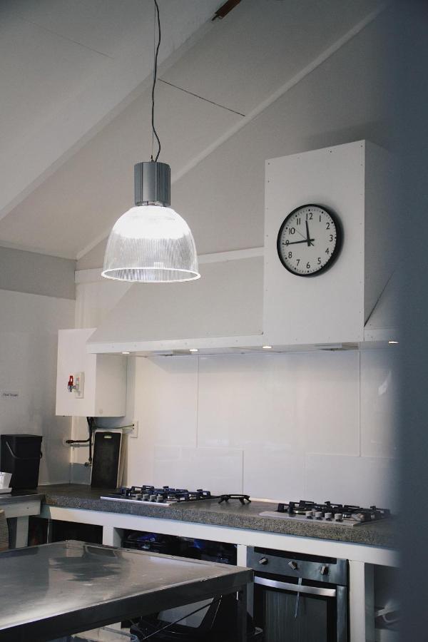 Hugo & Carters Backpackers & Motel Tauranga Exteriér fotografie A wall clock