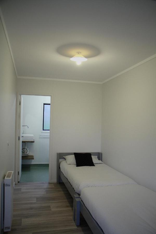Hugo & Carters Backpackers & Motel Tauranga Exteriér fotografie A room at the motel