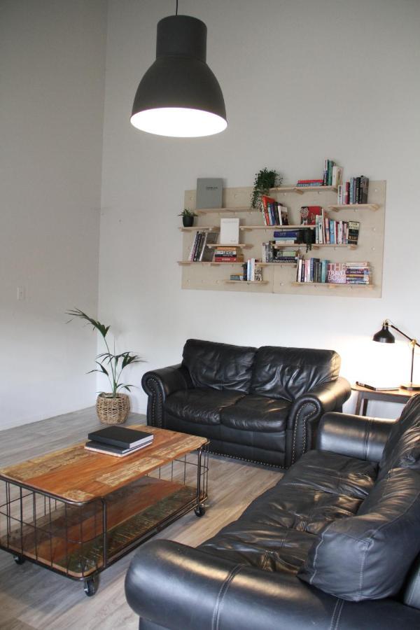 Hugo & Carters Backpackers & Motel Tauranga Exteriér fotografie A living room with a leather sofa