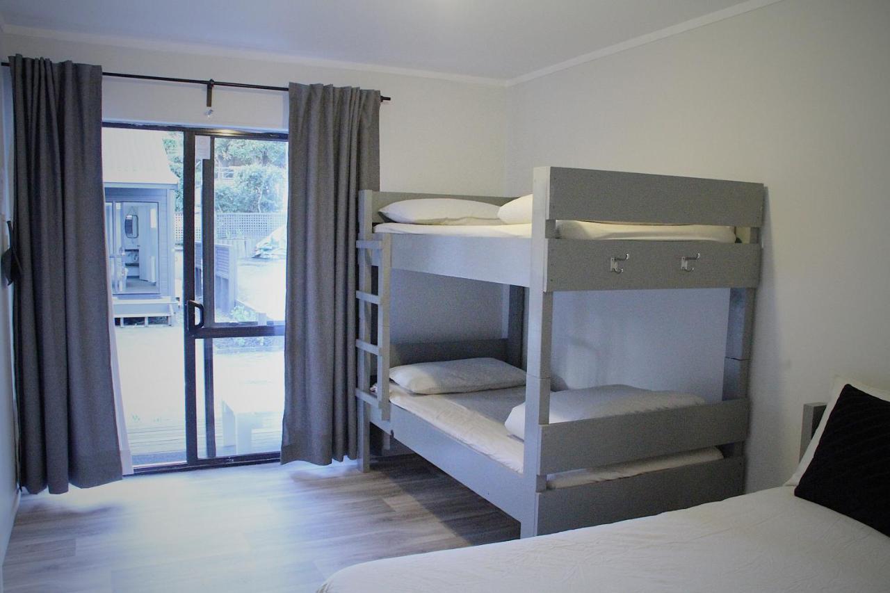 Hugo & Carters Backpackers & Motel Tauranga Exteriér fotografie A bunk bed in a hotel room