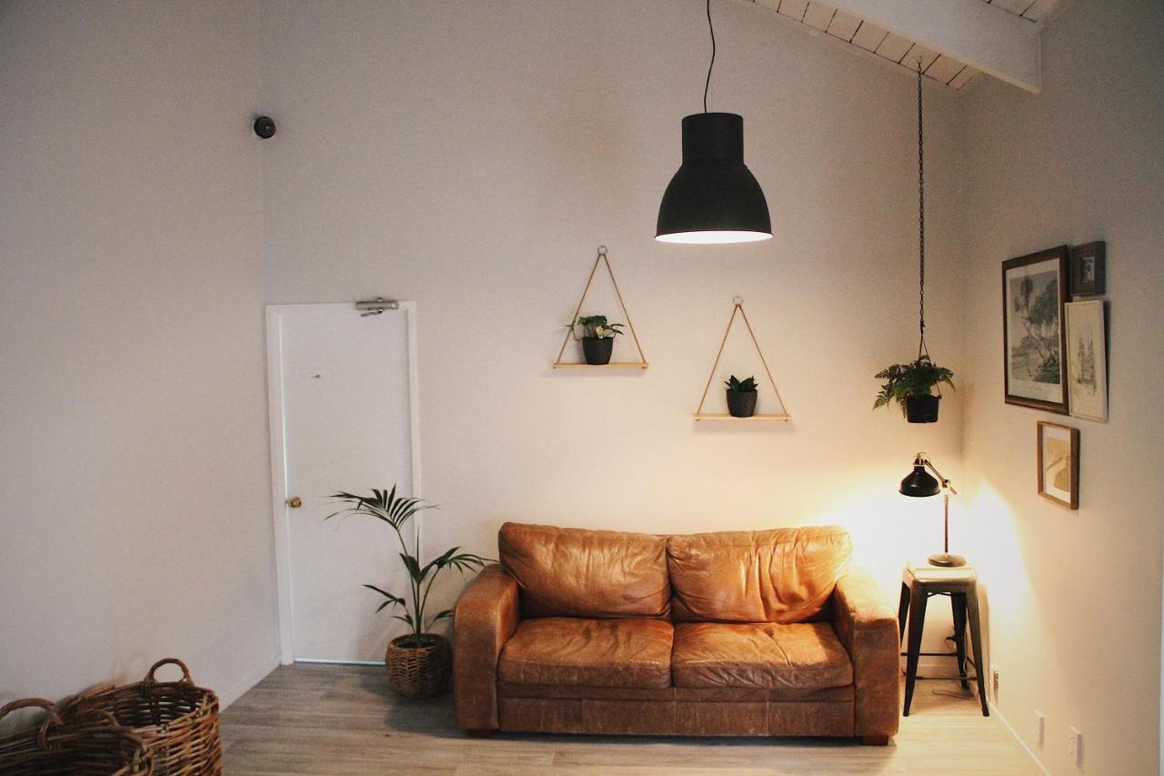 Hugo & Carters Backpackers & Motel Tauranga Exteriér fotografie A living room with a leather sofa