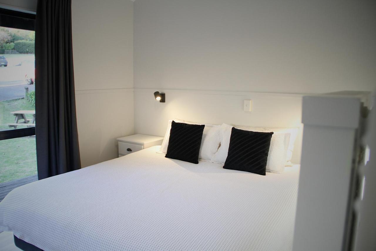 Hugo & Carters Backpackers & Motel Tauranga Exteriér fotografie A bedroom at the hotel