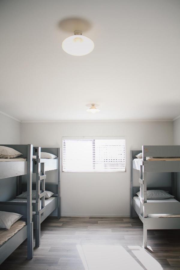 Hugo & Carters Backpackers & Motel Tauranga Exteriér fotografie A room at the San Diego Rescue Mission