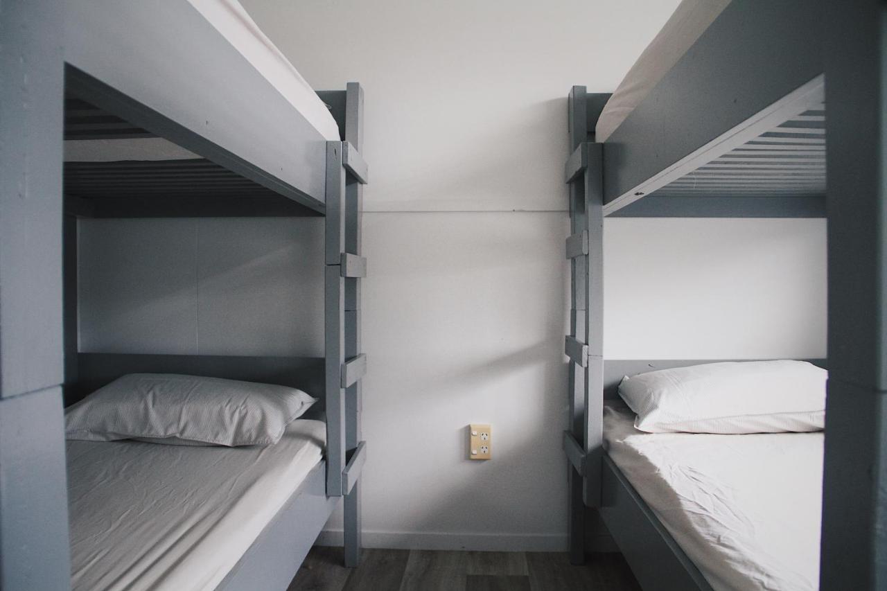 Hugo & Carters Backpackers & Motel Tauranga Exteriér fotografie A bunk bed