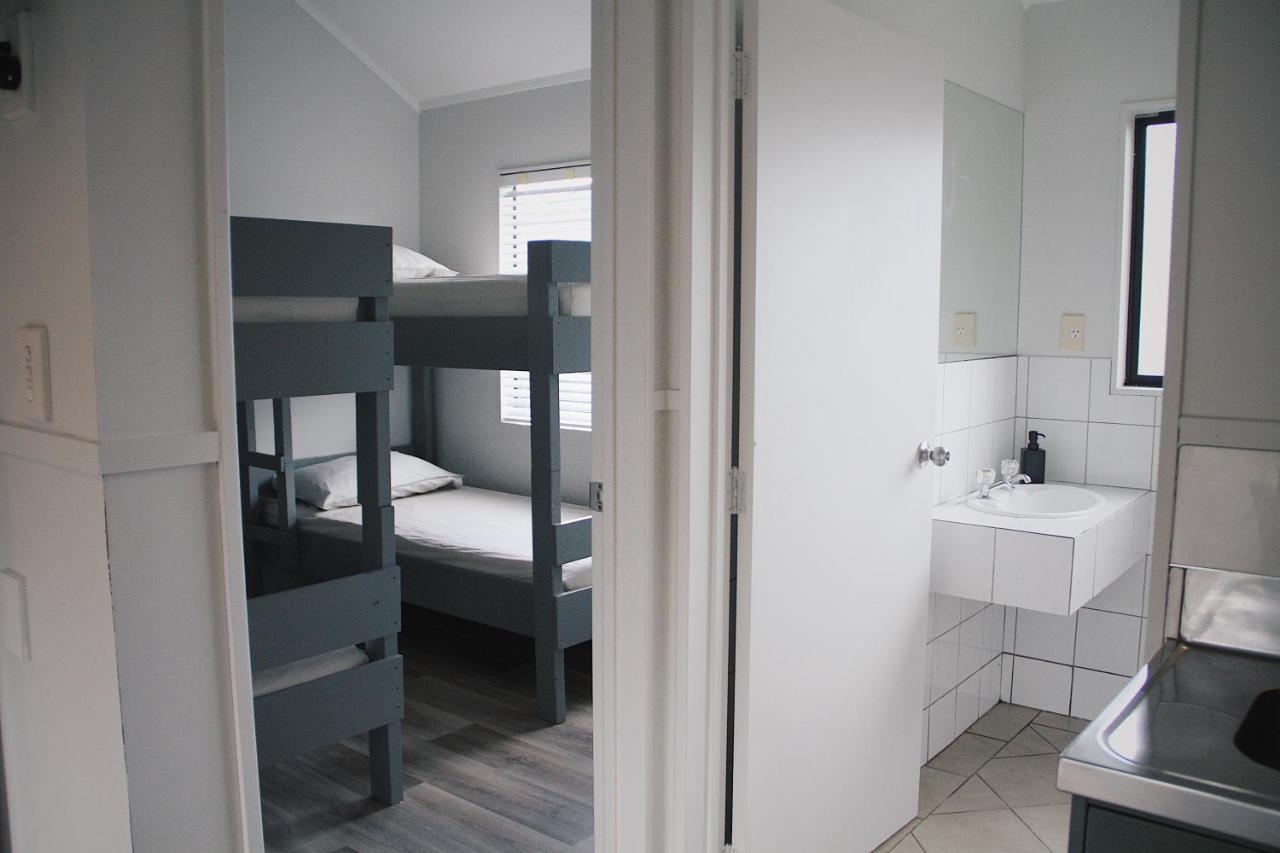 Hugo & Carters Backpackers & Motel Tauranga Exteriér fotografie A bunk room at a hostel