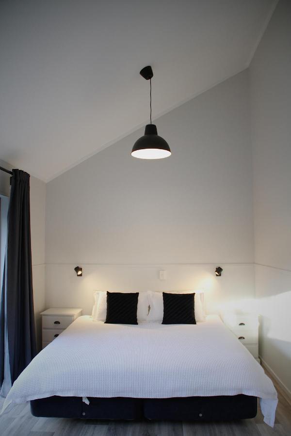 Hugo & Carters Backpackers & Motel Tauranga Exteriér fotografie A pendant light