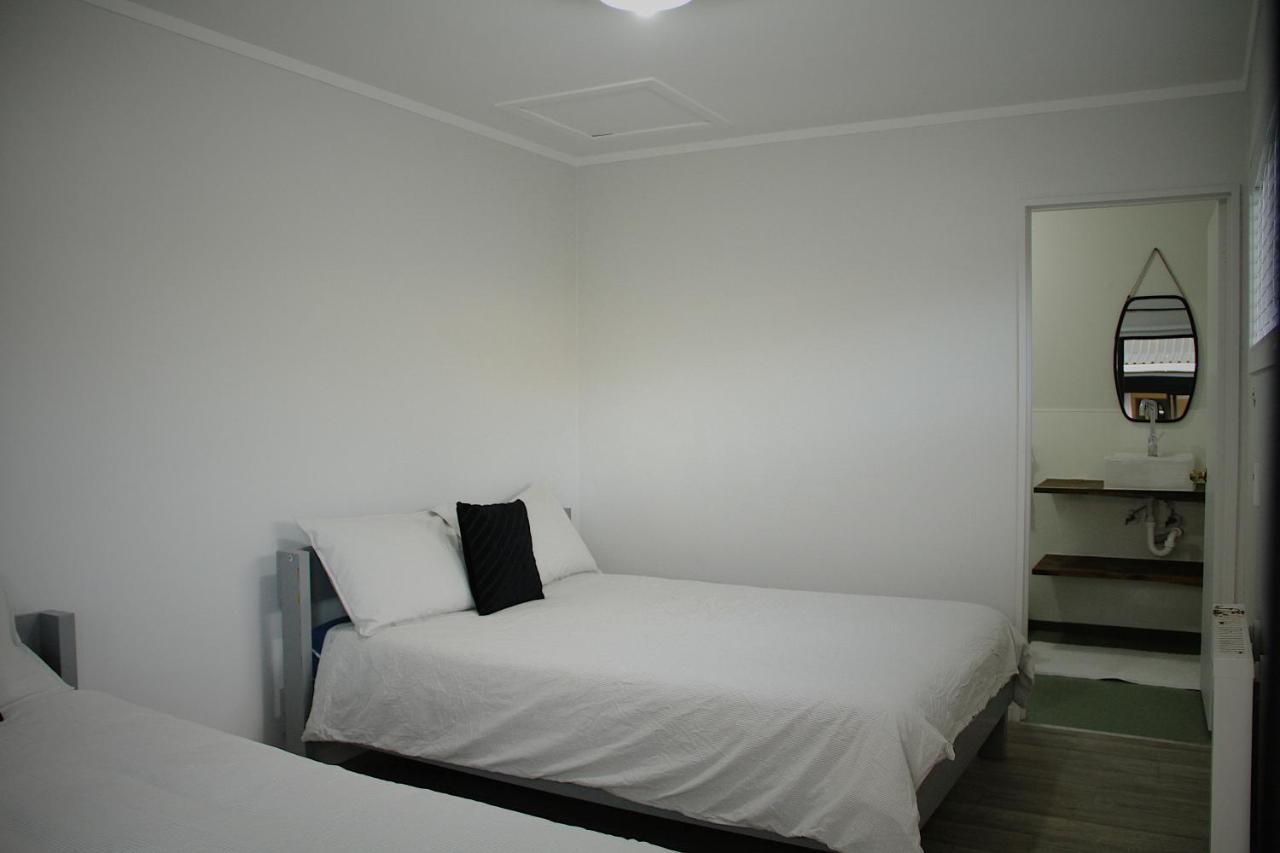 Hugo & Carters Backpackers & Motel Tauranga Exteriér fotografie A bedroom