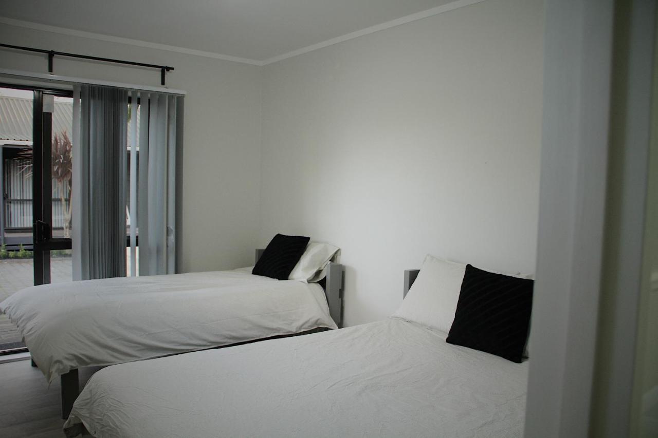Hugo & Carters Backpackers & Motel Tauranga Exteriér fotografie A bedroom at the hotel